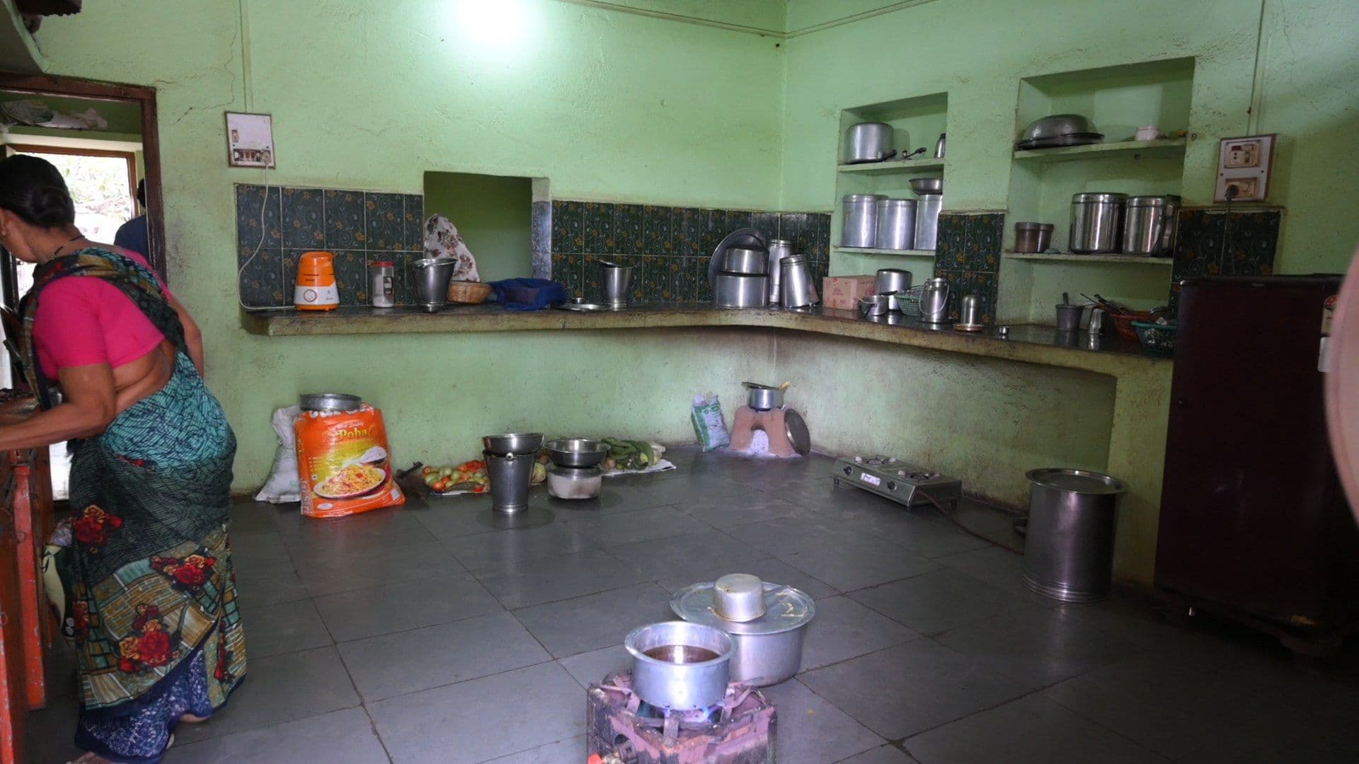आश्रमाच्या स्वयंपाकघरात स्वयंपाक