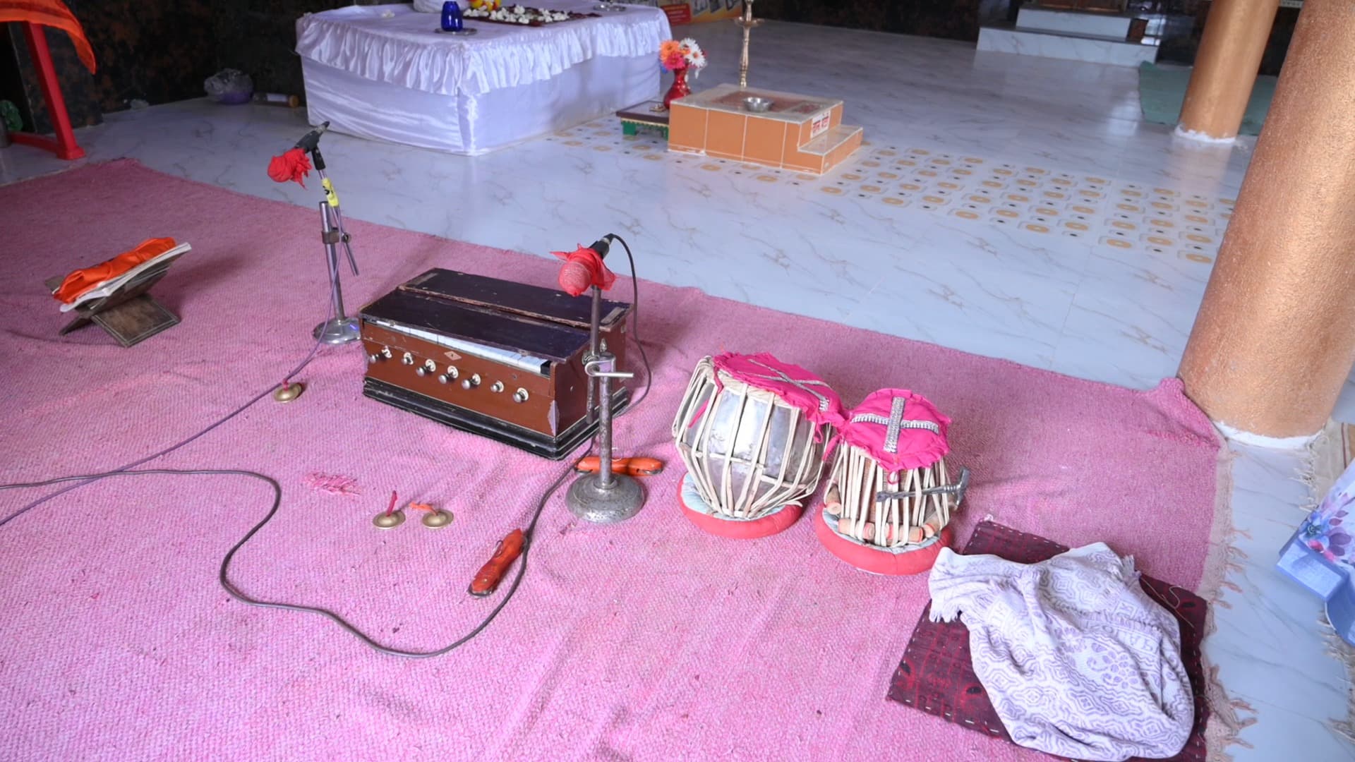 भजनासाठी पेटी, तबला आणि टाळ