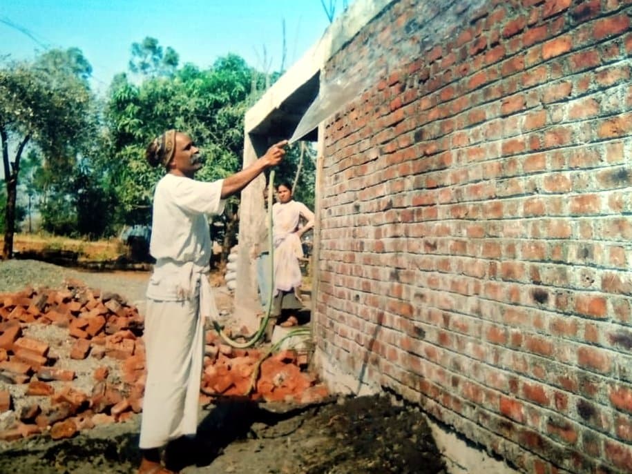 आश्रमाच्या सुरुवातीच्या इमारतीचे बांधकाम