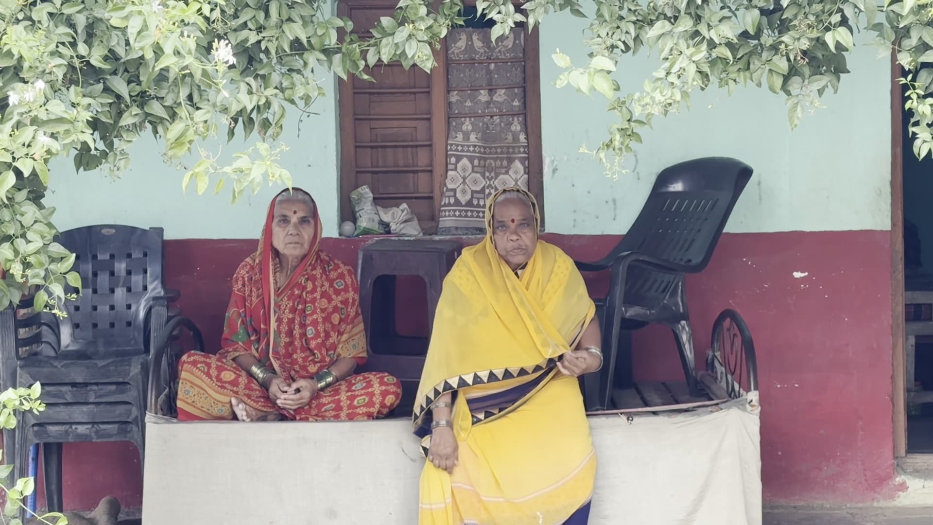 वृद्धाश्रमाच्या व्हरांड्यात बसलेल्या दोन आजी