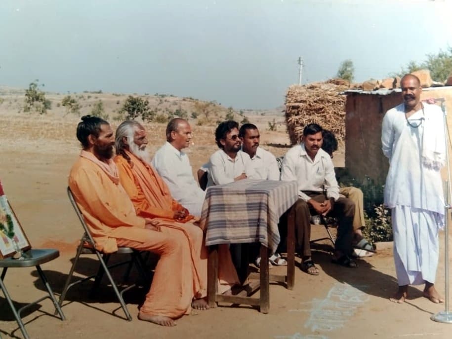 साधू-संत आणि पाहुण्यांसह मेळावा