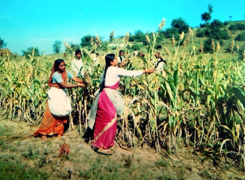आश्रमाच्या सुरुवातीच्या वर्षांतील छायाचित्र
